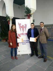 Ramón Alberca, CEO de Deimos Estadística con Laura Martínez (Yoga Garden House) y Andrés Jiménez (EcoLonja) ganadores de los estudios de Mercado de Deimos